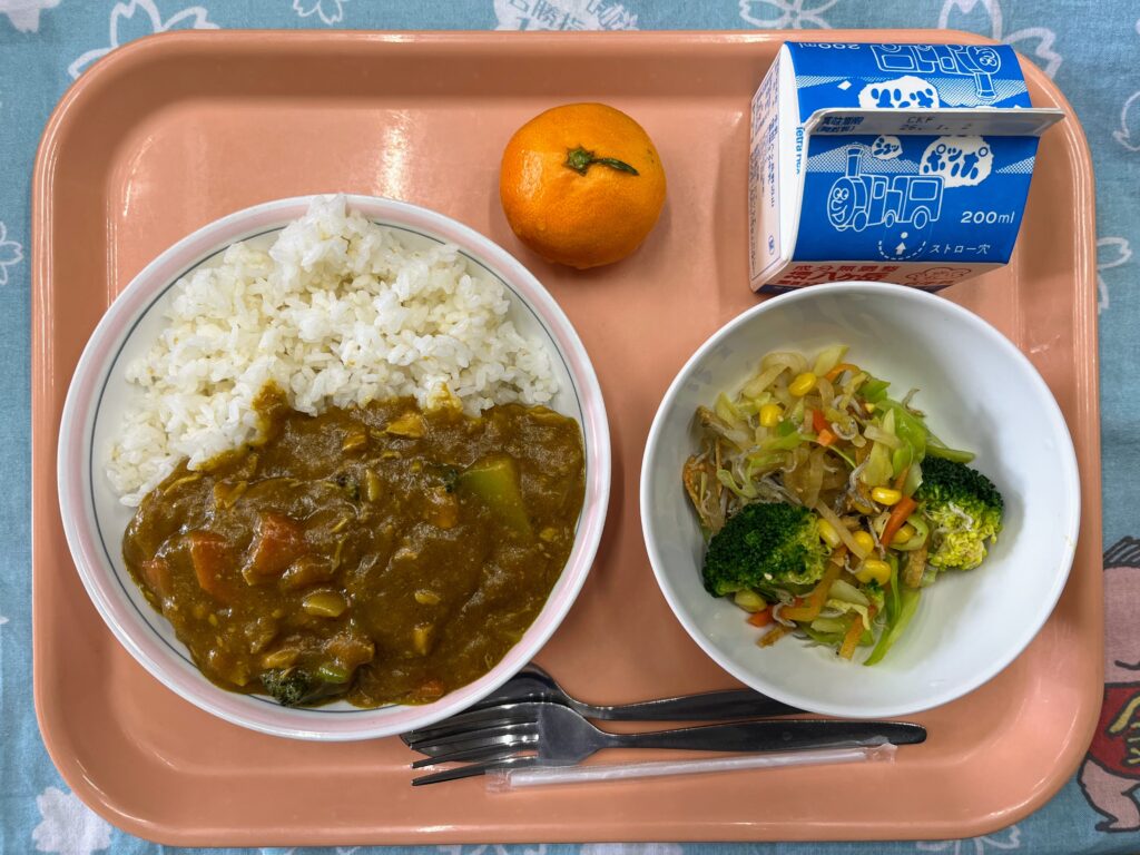 カレーをもりもり食べる