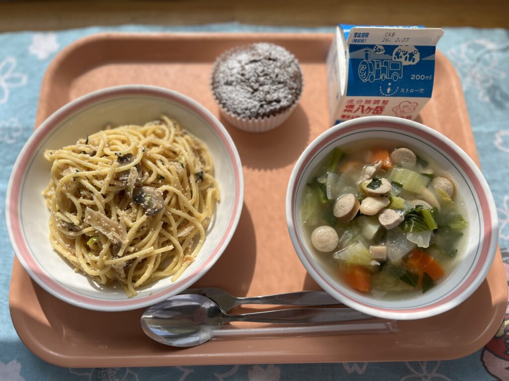 今日は女子も男子もニコニコ・ウキウキ献立